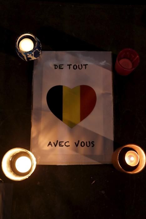 La noche y el día después a los atentados han sido emocionalmente duros para los habitantes de la capital belga, golpeada por el terrorismo. Los ramos de flores se acumulaban en las plazas.