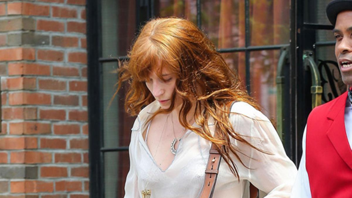 Los jeans bordados con flores de Florence Welch