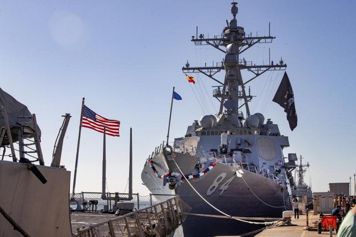 El destructor norteamericano USS Bulkeley atraca en Rota.