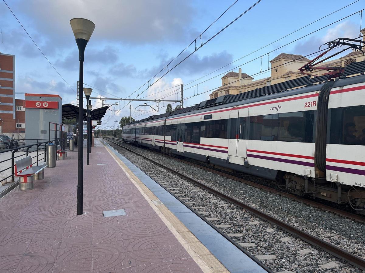 Imagen de archivo del tren de la línea C1 del Cercanías de Renfe en Málaga que cubre el trayecto en la Costa del Sol entre la capital malagueña y Fuengirola.