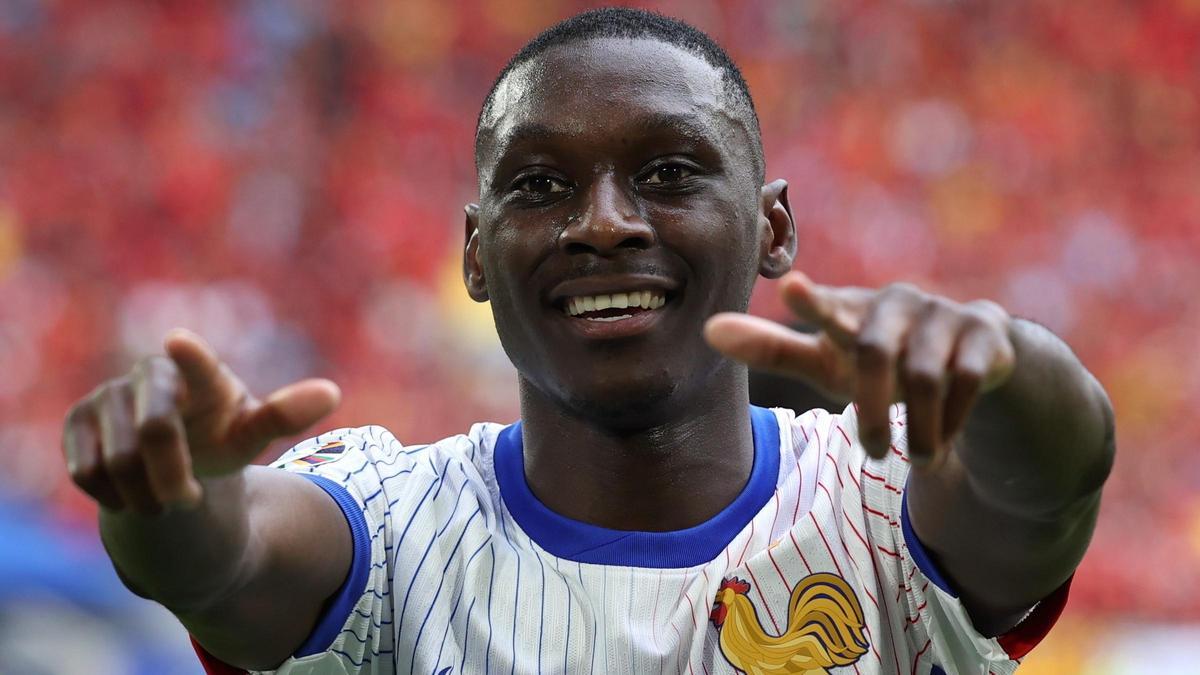 Kolo Muani se dirige a la grada tras su remate que acabó en gol.