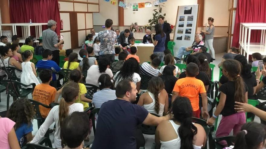 Los vecinos y niños de  Los Mateos colaboran en la recuperación del barrio