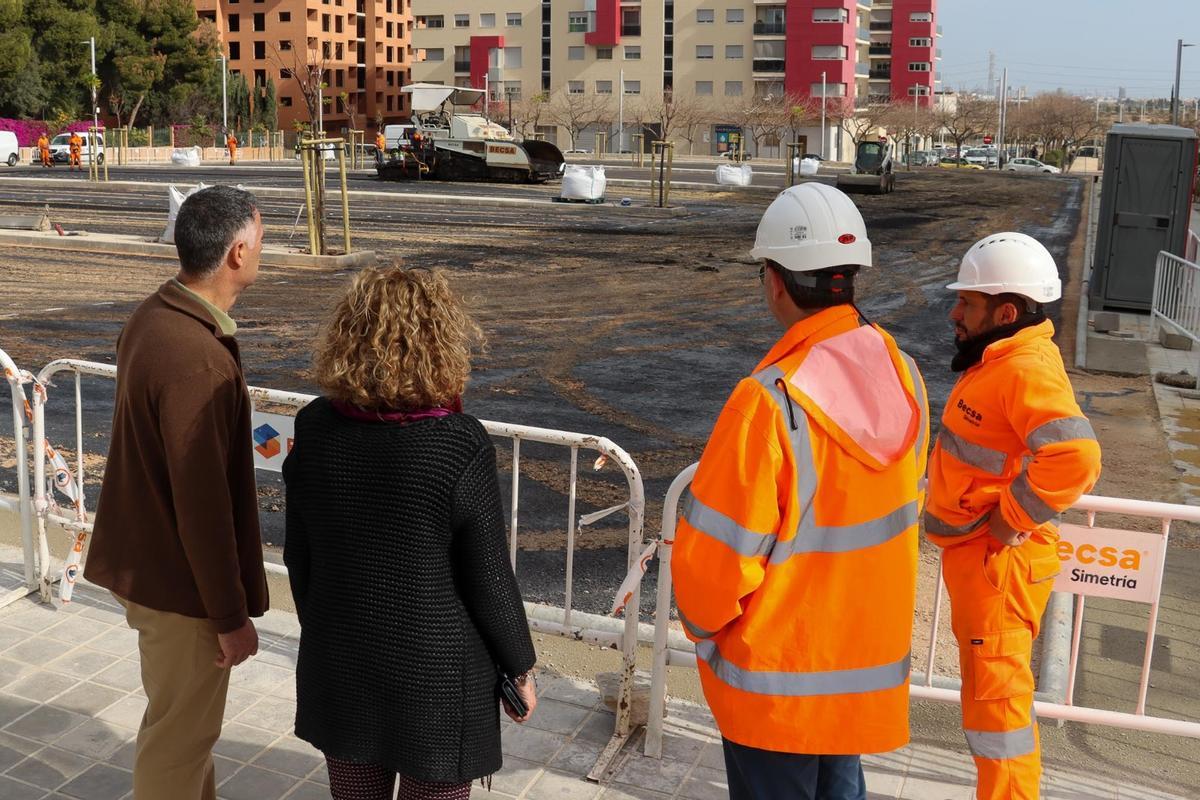 La alcladesay el edil de Urbanismo de Torrent supervisan las obras del parking.