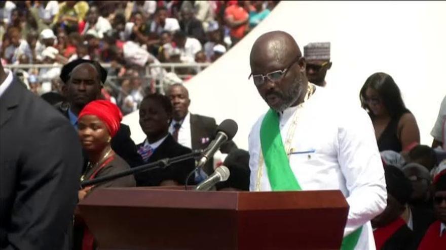 El exfutbolista George Weah jura su cargo como presidente de Liberia