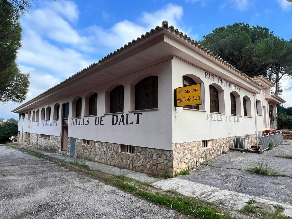 L'espai on es projecta la casa de colònies, a l'Escala.