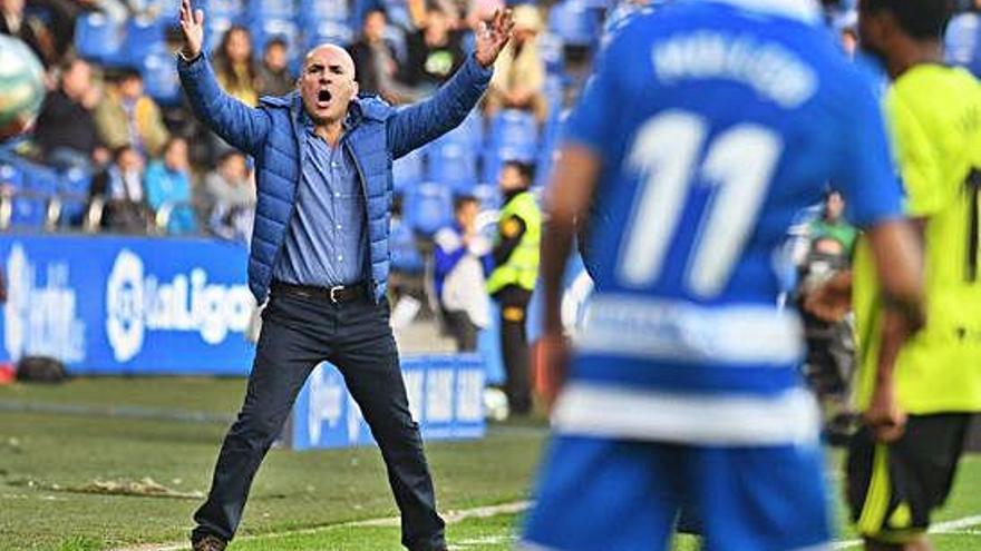 Luis César gesticula en la banda durante el partido de ayer contra el Zaragoza.