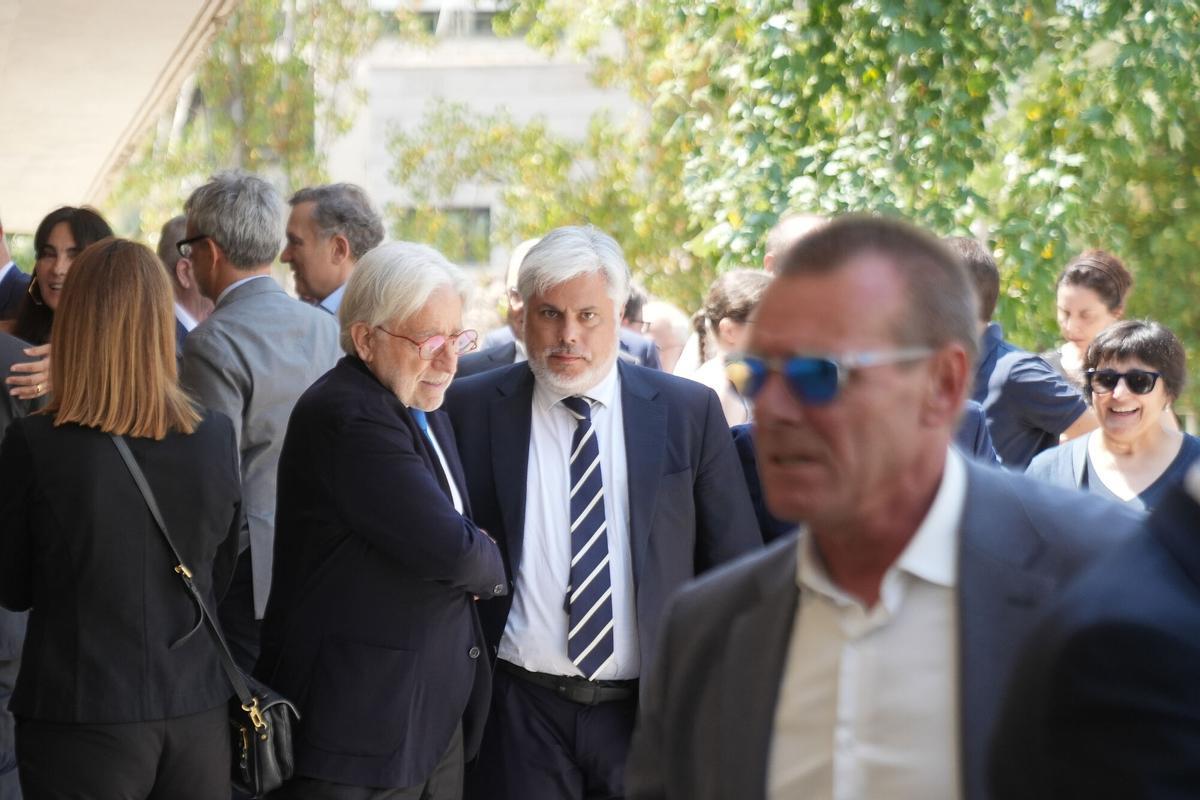 El diputado del Parlament por Junts, Albert Batet (c), durante el funeral del expresidente de La Caixa Josep Vilarasau, en el Tanatori de Sant Gervasi, a 30 de julio de 2026, en Barcelona, Catalunya (España).