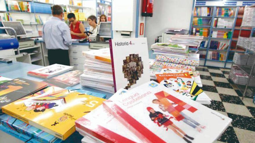 Libros de texto para estudiantes en una librería tinerfeña.