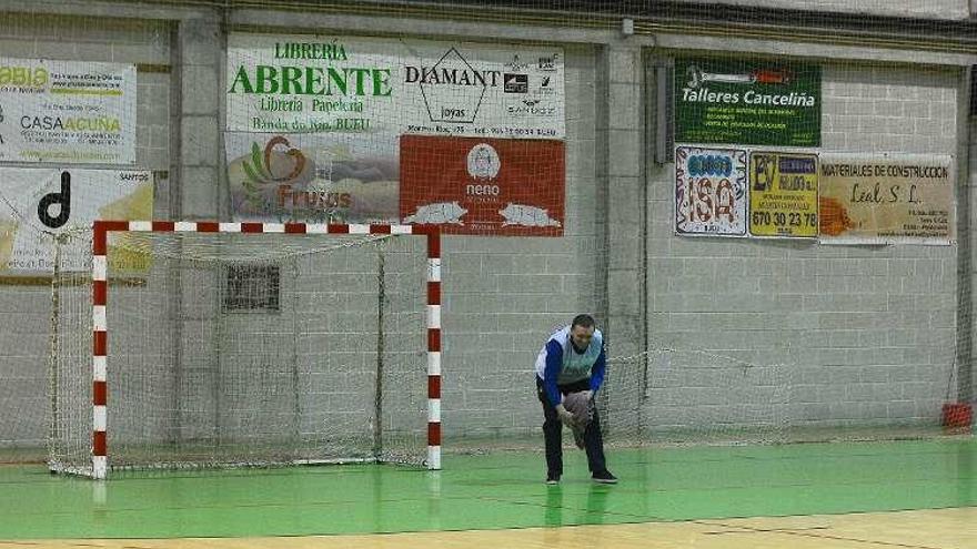 Un directivo del fútbol sala seca la pista ayer por la tarde.// G.Núñez