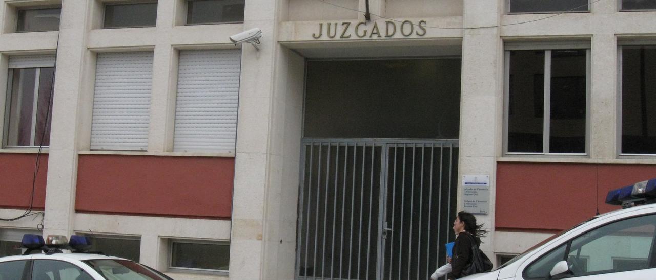 Entrada de los juzgados de Siero.