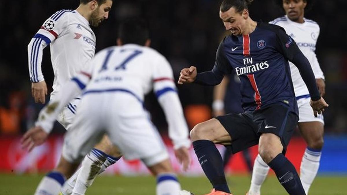 Ibrahimovic y Cesc, en un lance del partido