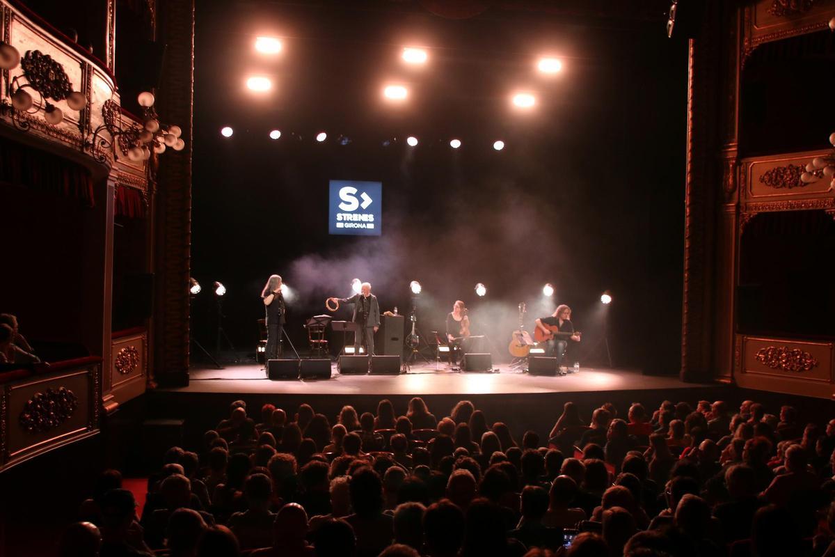 Un moment de l'actuació al Teatre Municipal de Girona.