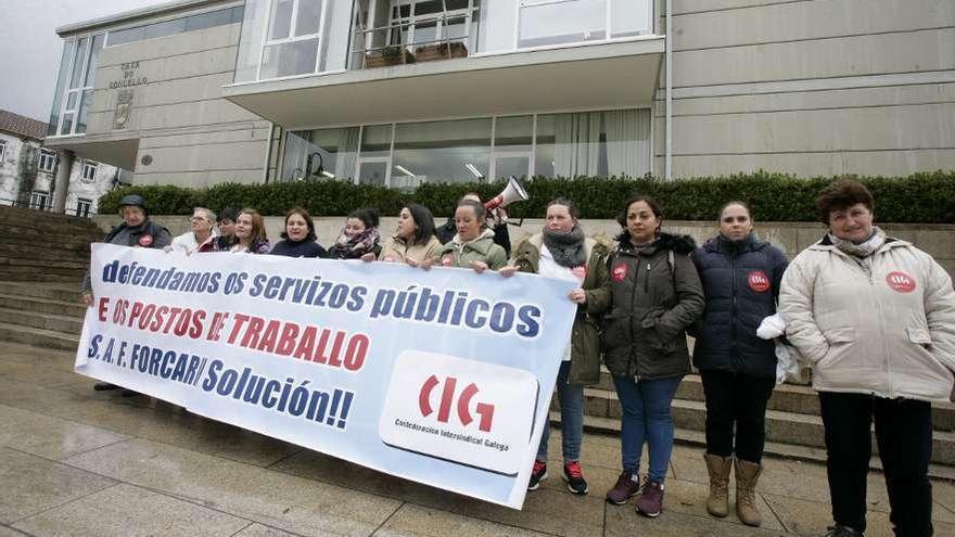 Trabajadoras del SAF, concentradas ante el consistorio el pasado mes de noviembre. // Bernabé / Cris M.V.