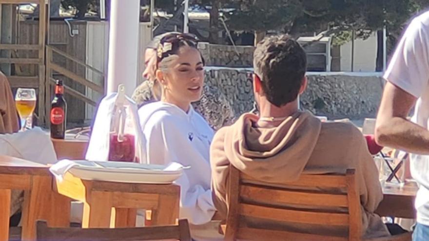 Las fotos en Ibiza que confirman la relación entre la cantante Tini y el futbolista De Paul