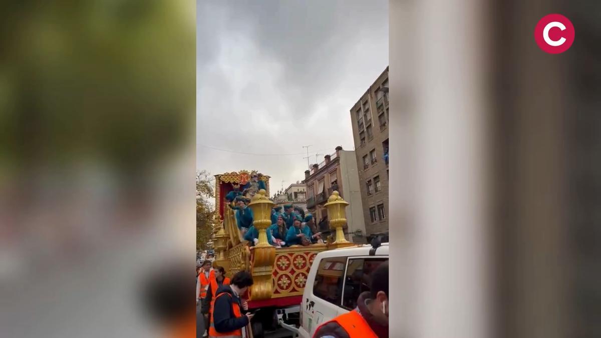 El Rey Melchor se santigua a su paso por la hermandad de Los Negritos