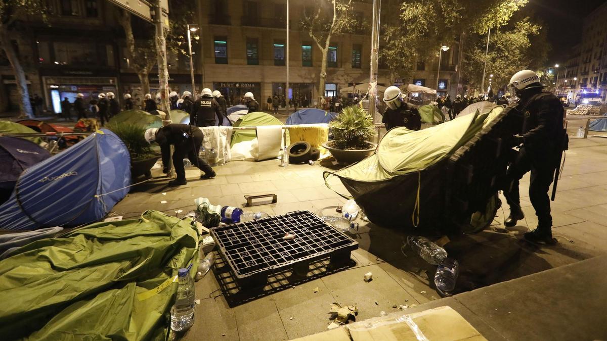 Agentes de la Guardia Urbana empiezan a desalojar a los manifestantes