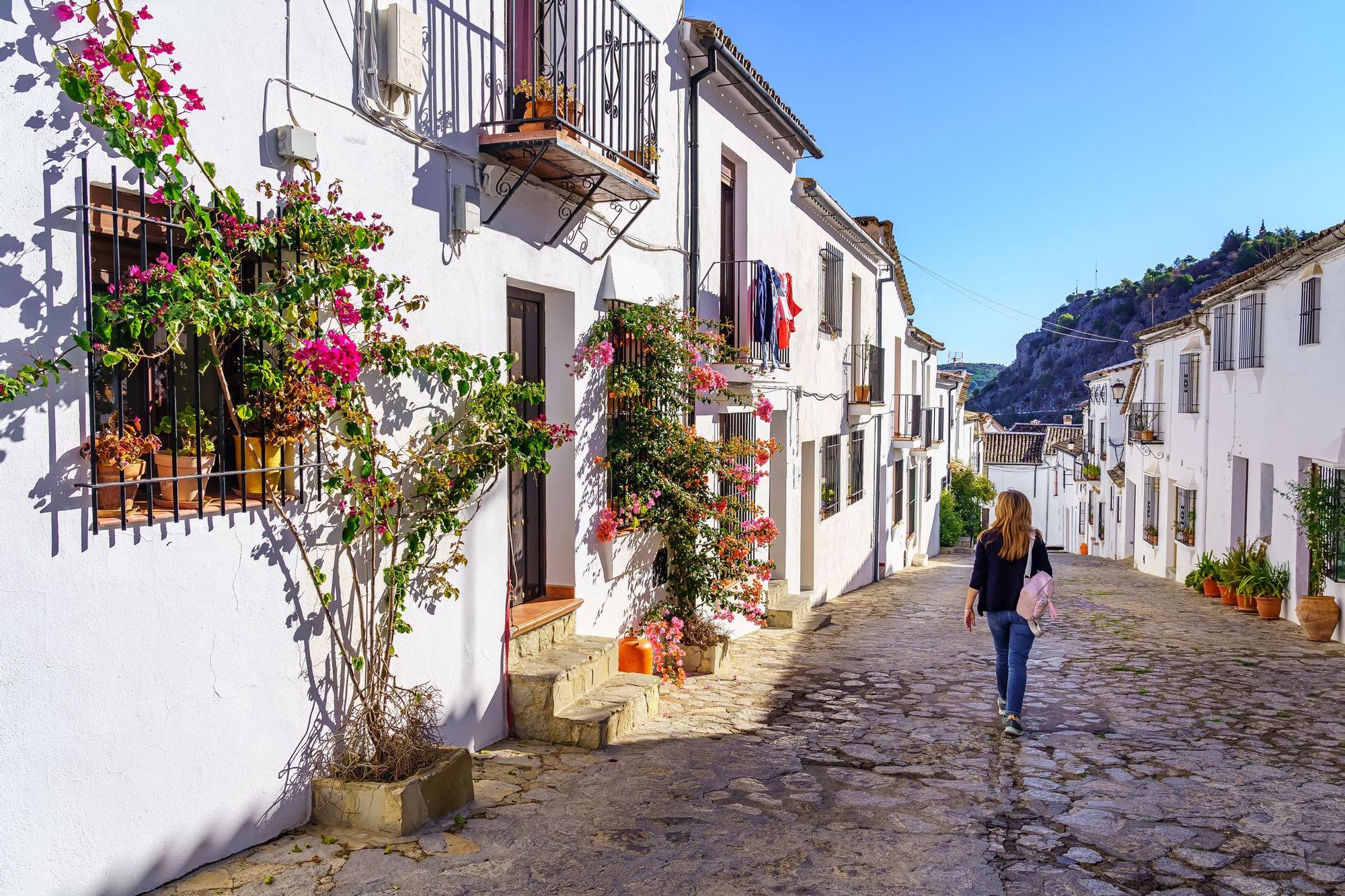 Las calles del municipio mantienen todo el encanto de los pueblos blancos de Andalucía