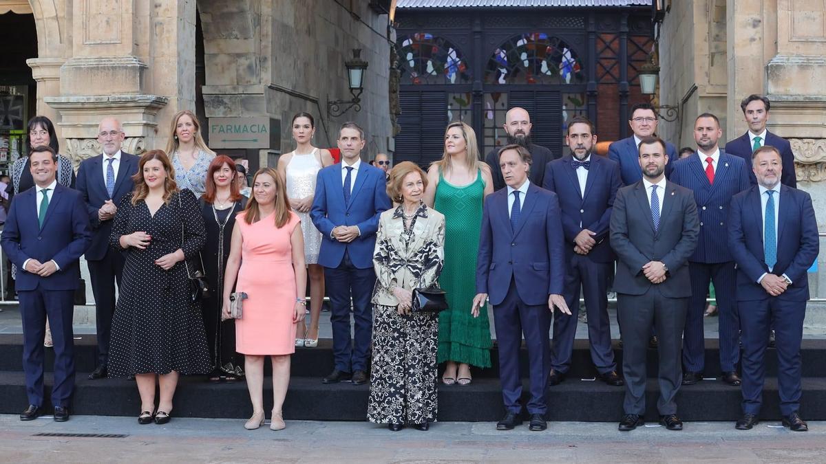 Foto de familia de la Reina Doña Sofía con los alcaldes de las ciudades.