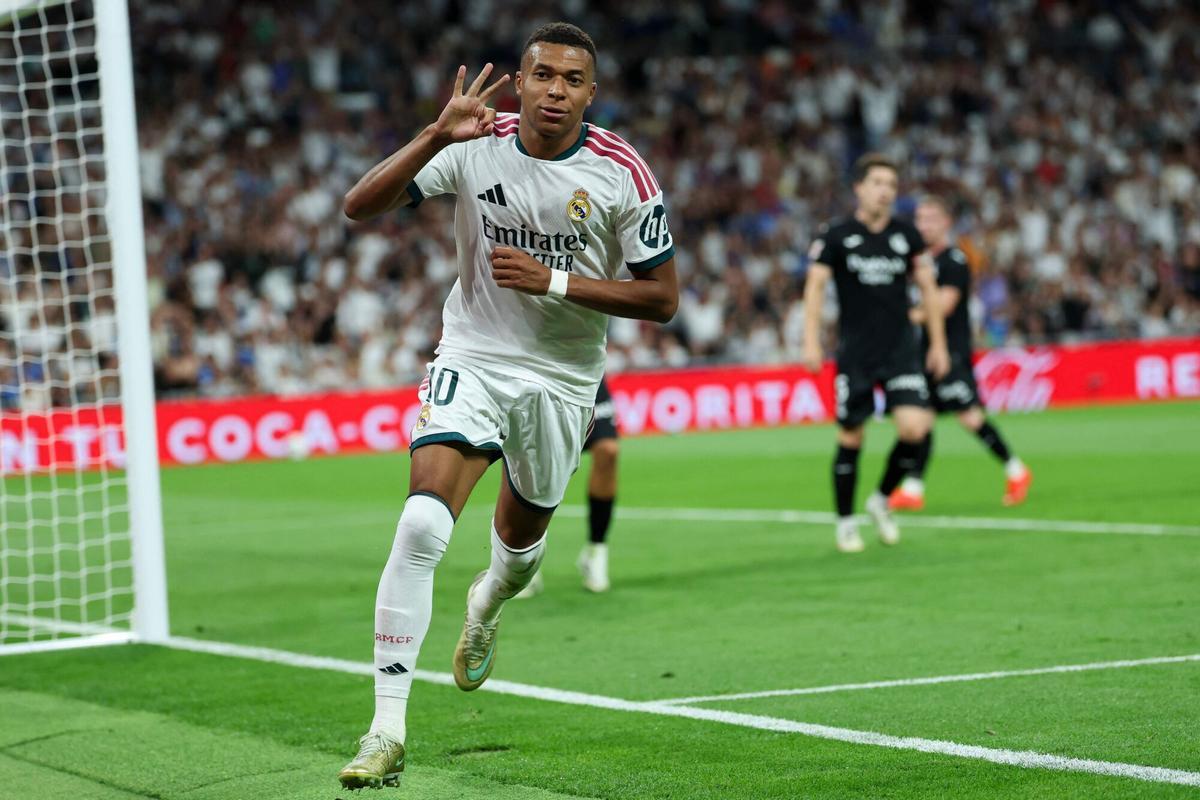Kylian Mbappé presume de sus tres goles ante la Real Sociedad.