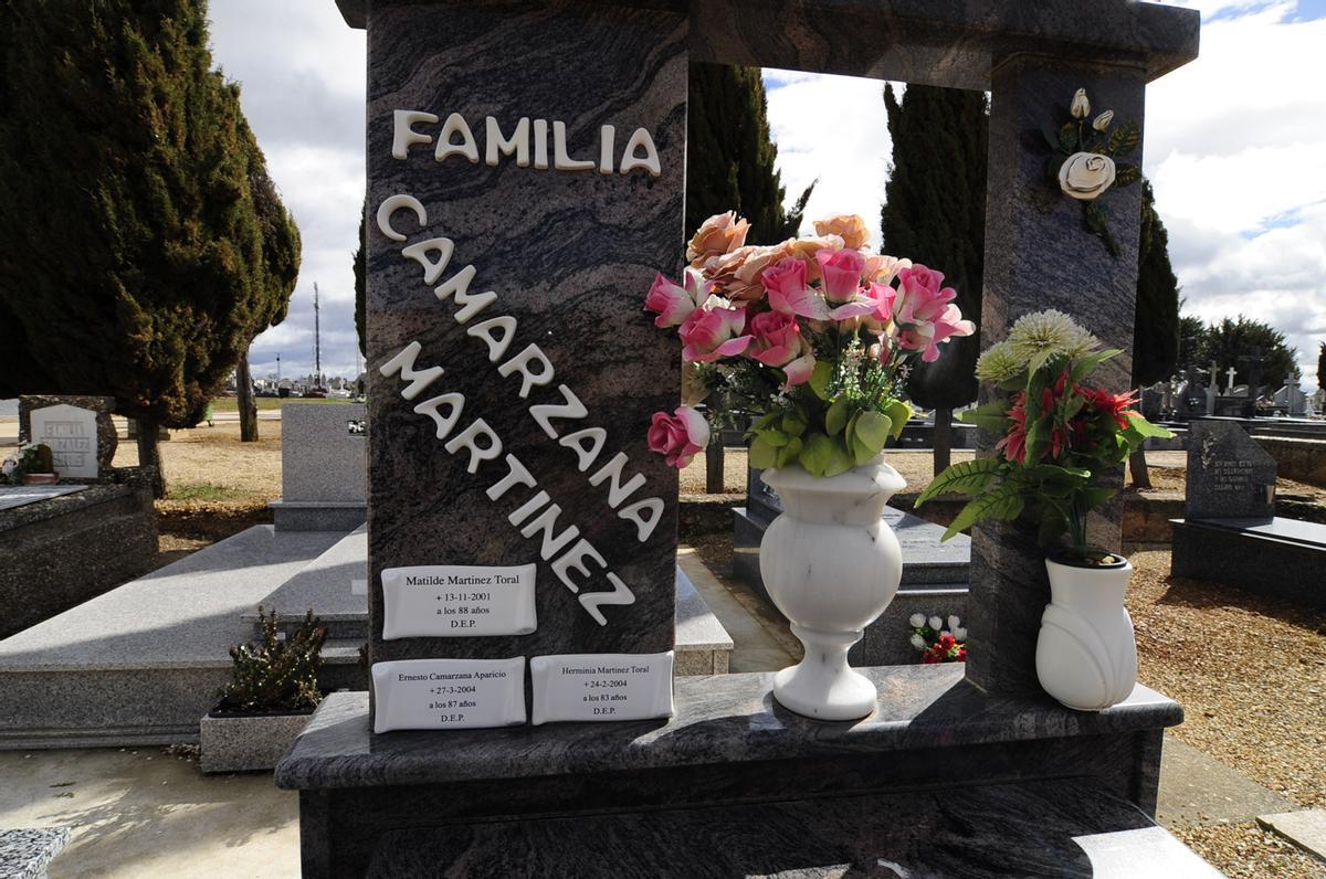Sepultura de Ernesto Camarzana y su mujer Matilde Martínez en el cementerio municipal de Benavente. El 27 de este mes se cumplen 20 años de su fallecimiento.