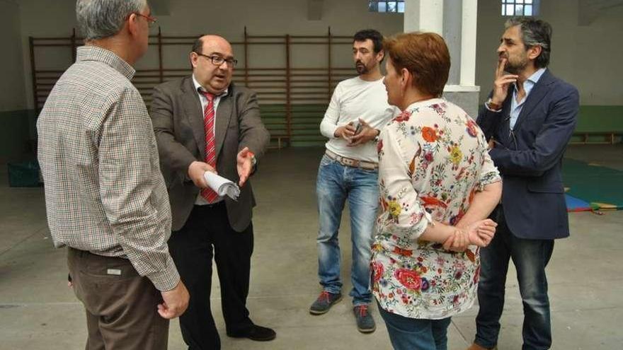 Pérez Ares (c.) y el alcalde (i.) con los responsables del colegio y del ANPA. // FdV