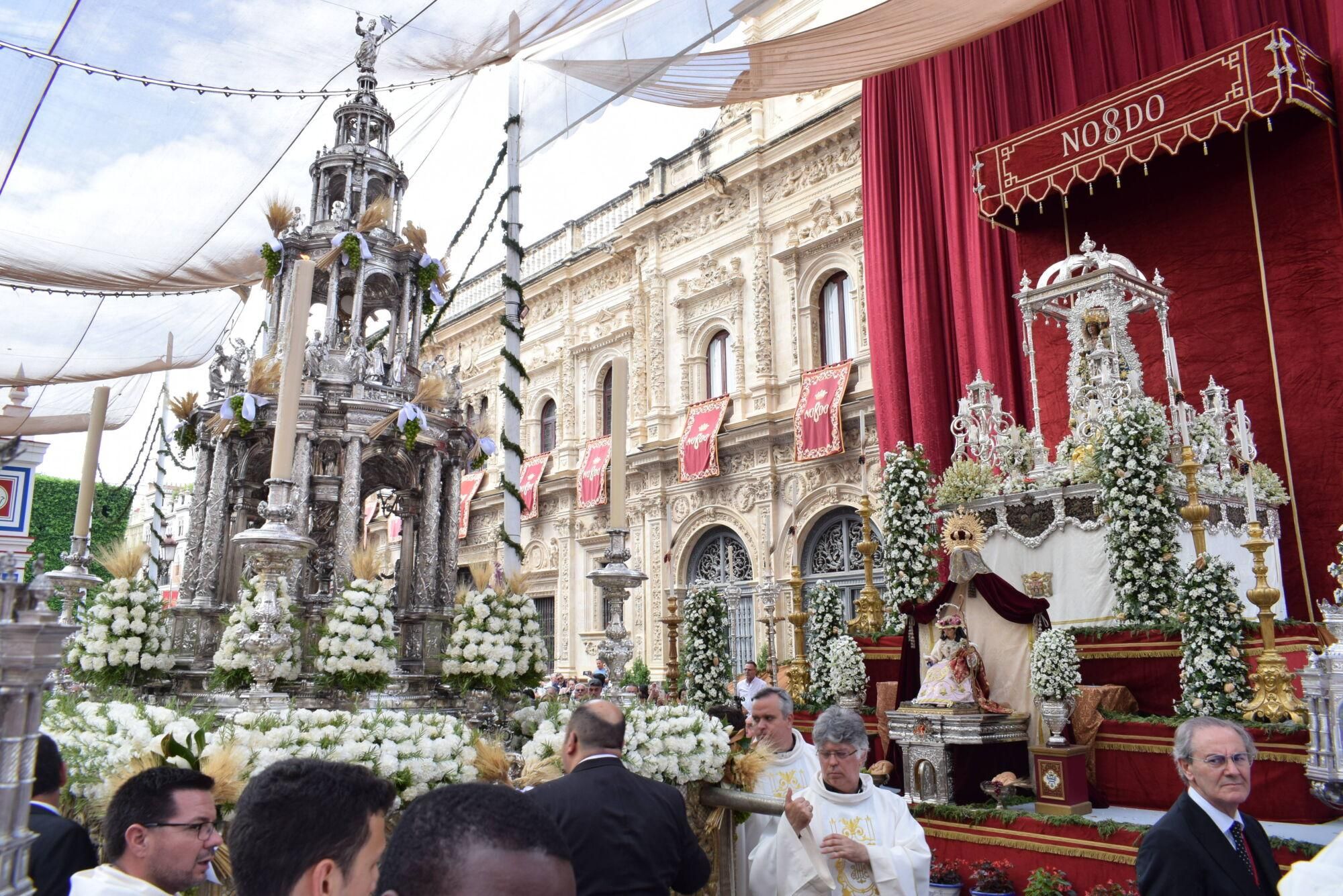 Paso de la Custodia parado frente al altar de la Hiniesta Gloriosa en la Plaza de San Francisco durante el Corpus de Sevilla