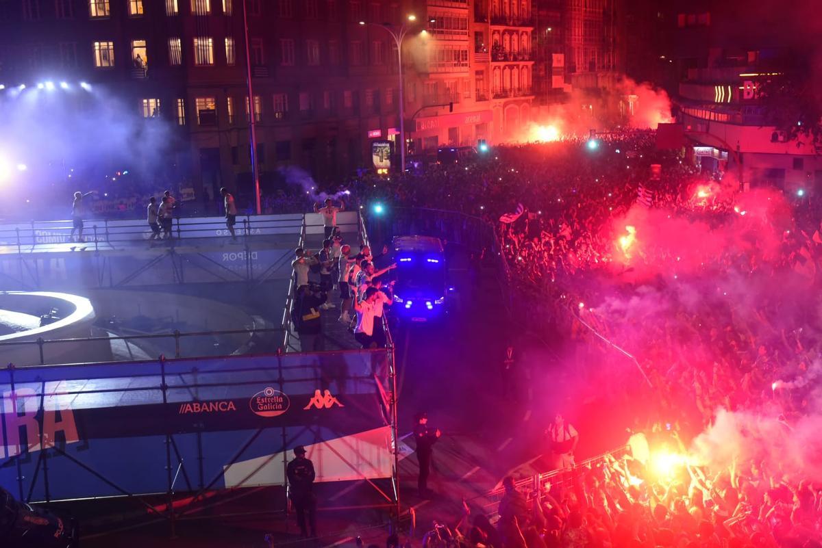 Fiesta del ascenso: la llegada de los jugadores a Cuatro Caminos