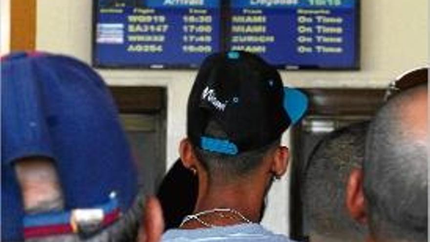Diversos cubans esperen l&#039;arribada d&#039;avions a l&#039;aeroport José Martí.