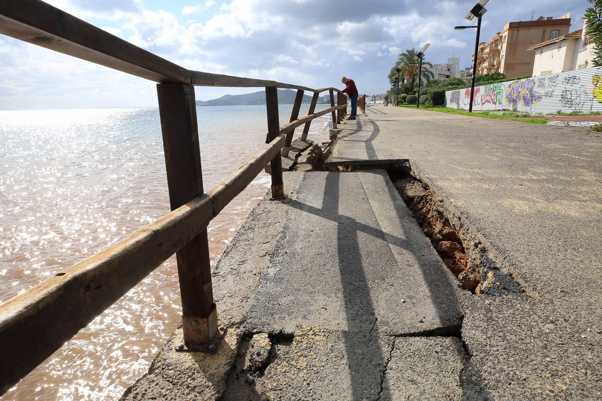 El paseo de Platja d’en Bossa se hunde sobre el mar