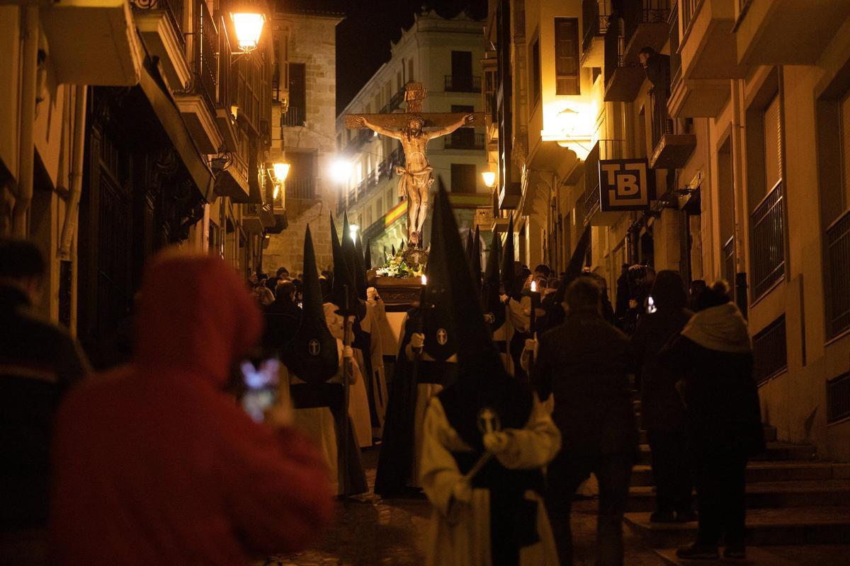 GALERÍA | Penitencia y silencio en la procesión de las Siete Palabras