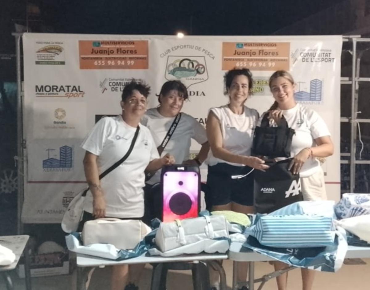 La ganadora del concurso de pesca en Gandia, a la derecha de la imagen