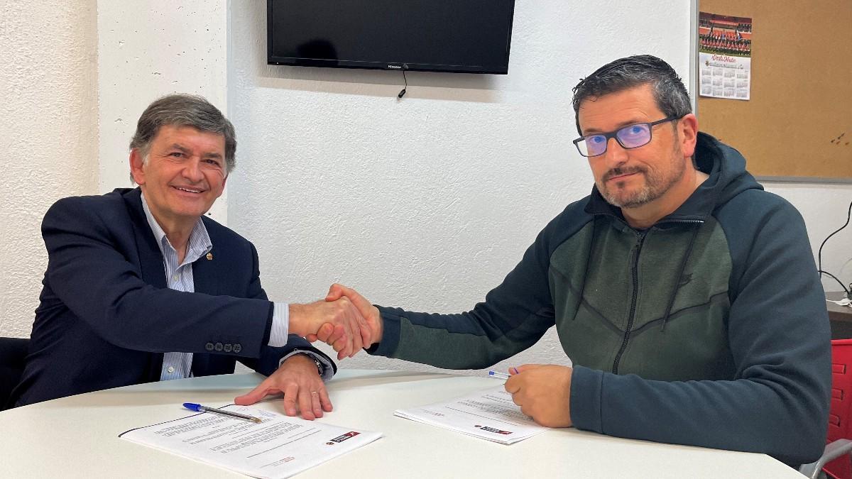 Iñaki Alonso, durante la firma del contrato