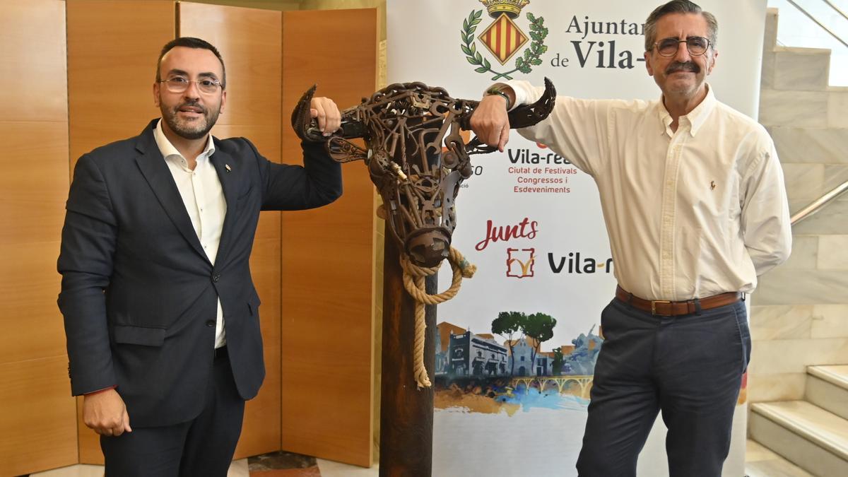 El alcalde de Vila-real, José Benlloch (i) y el secretario autonómico de Emergencias, José María Ángel, posan con la escultura diseñada por Roberto Bort en el &#039;hall&#039; del Auditori Municipal.