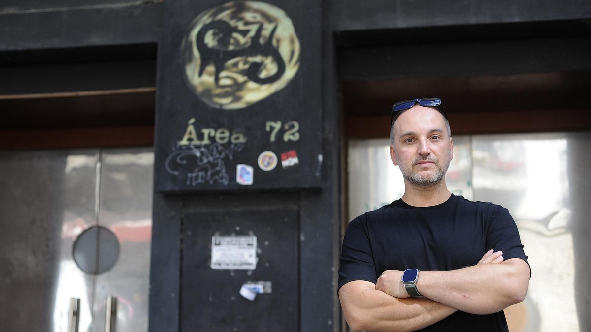 Paco, en la puerta del antiguo Pub Área 72.