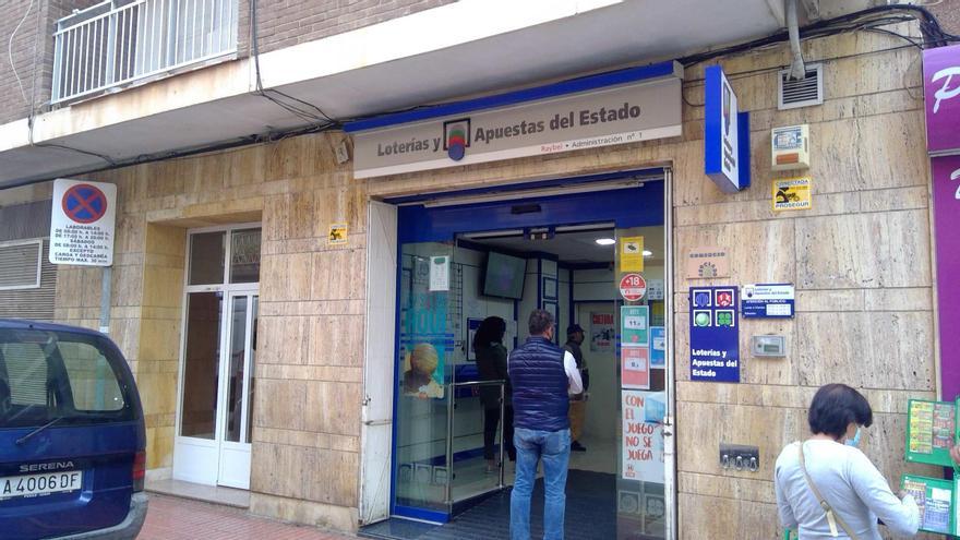 La administración nº1 de Santa Pola, en la que se vendió un décimo del tercer premio / INFORMACIÓN