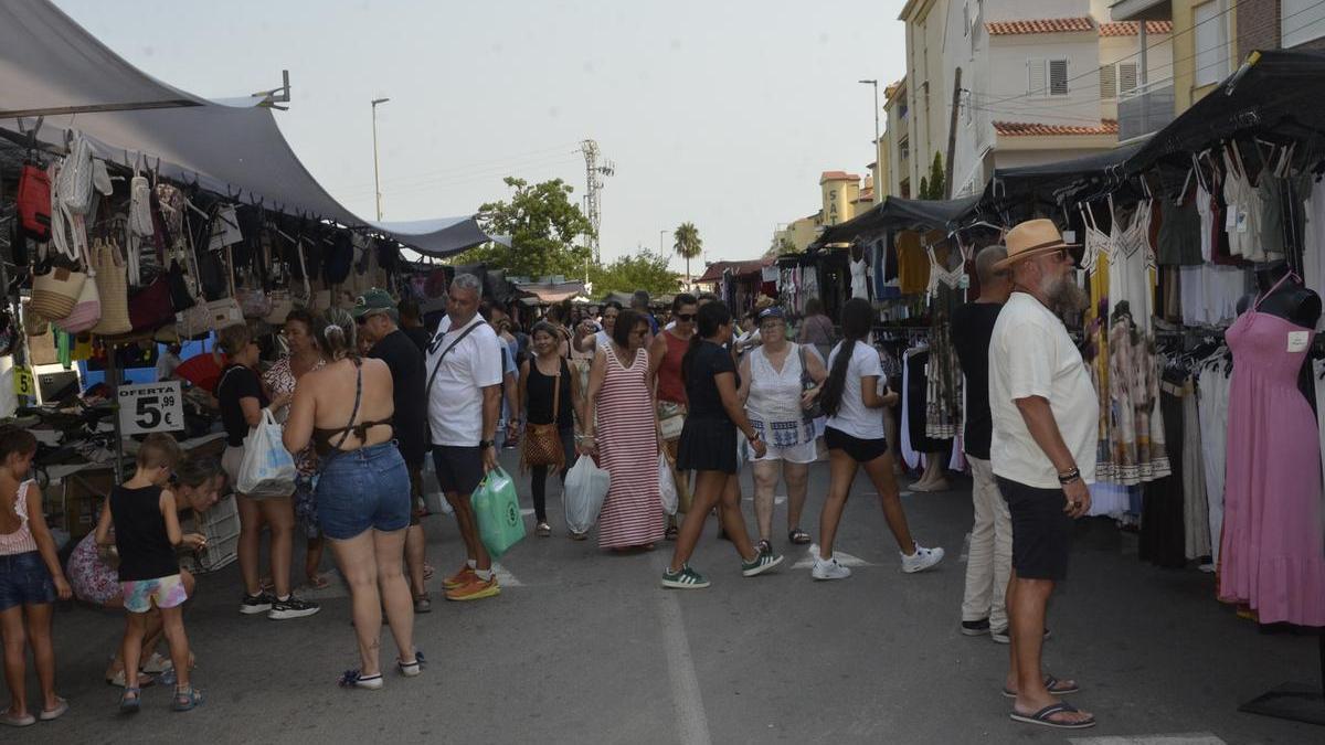 Foto de archivo de una edición pasada del mercado ambulante de verano de Moncofa.
