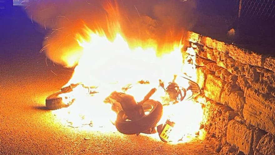 La motocicleta incendiada, envuelta en llamas.