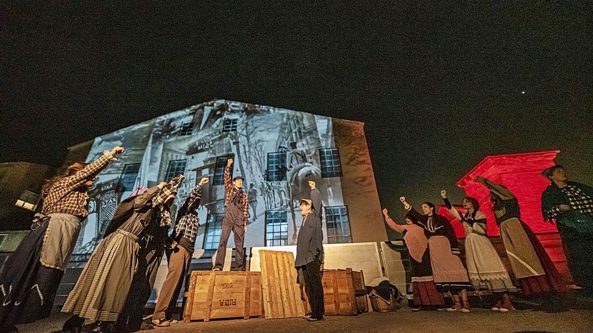 Les teatralitzacions a les fàbriques històriques de Sant Joan són un dels reclams de la fira | OSCAR BAYONA