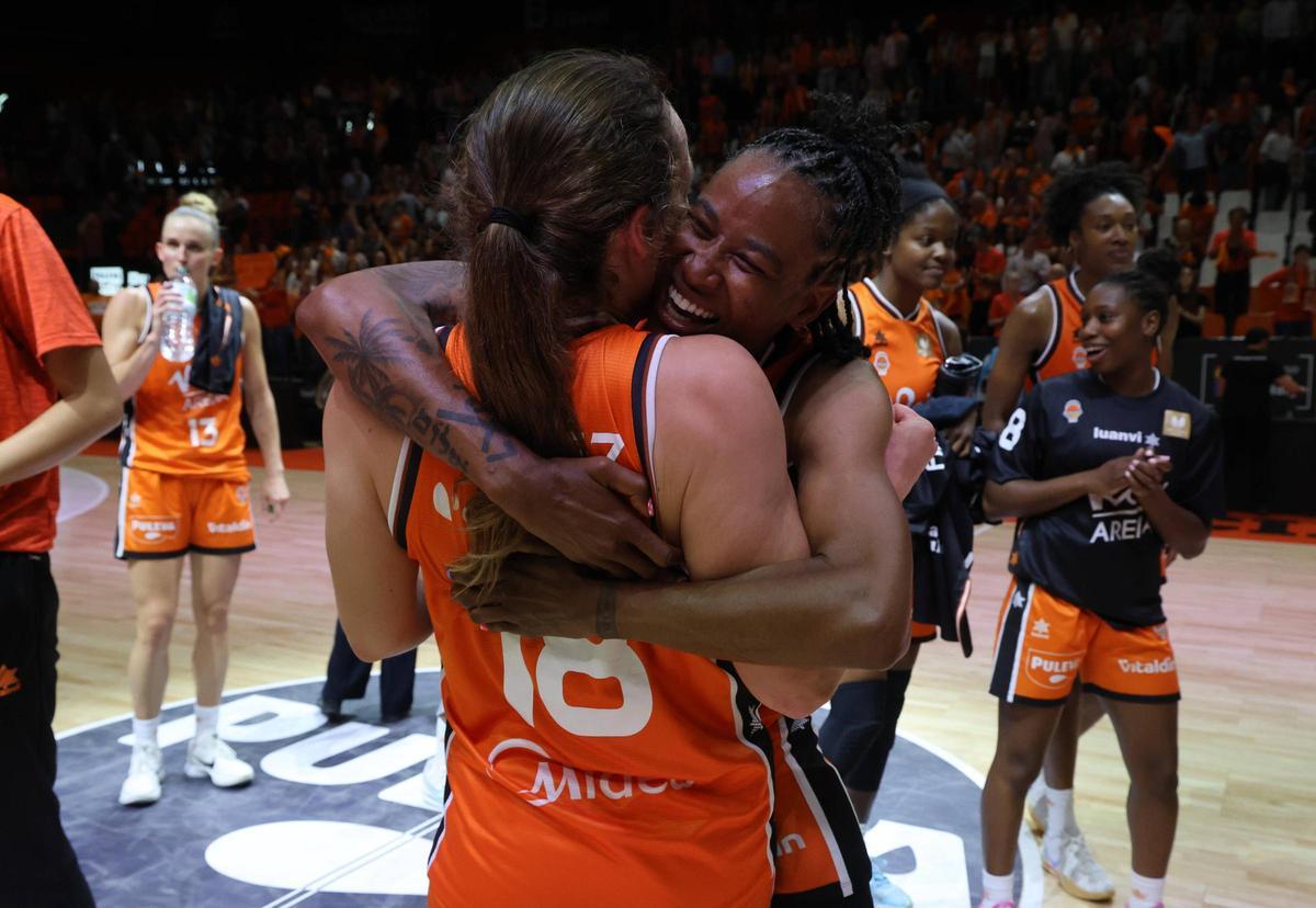 Yvonne Turner se abraza a Alicia Flórez tras la victoria ante el Perfumerías Avenida