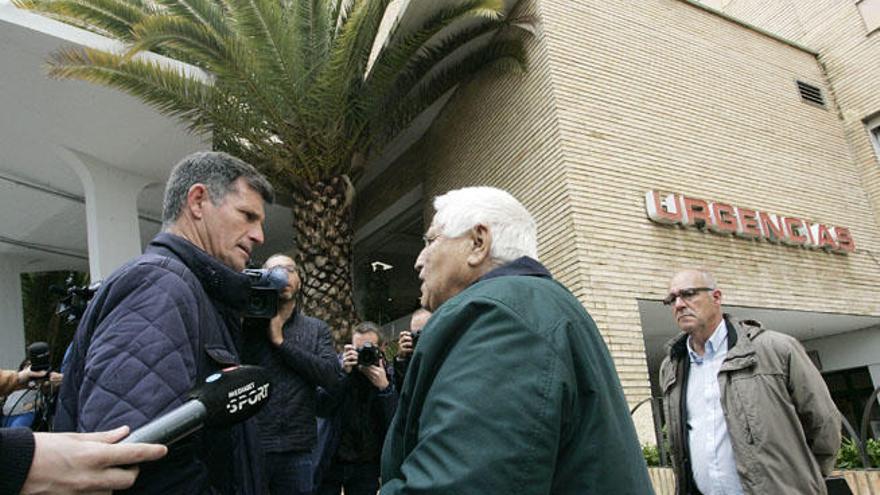 Paco Flores, presidente de El Alhaurín de la Torre, dialoga con Juan Godoy, de El Palo.