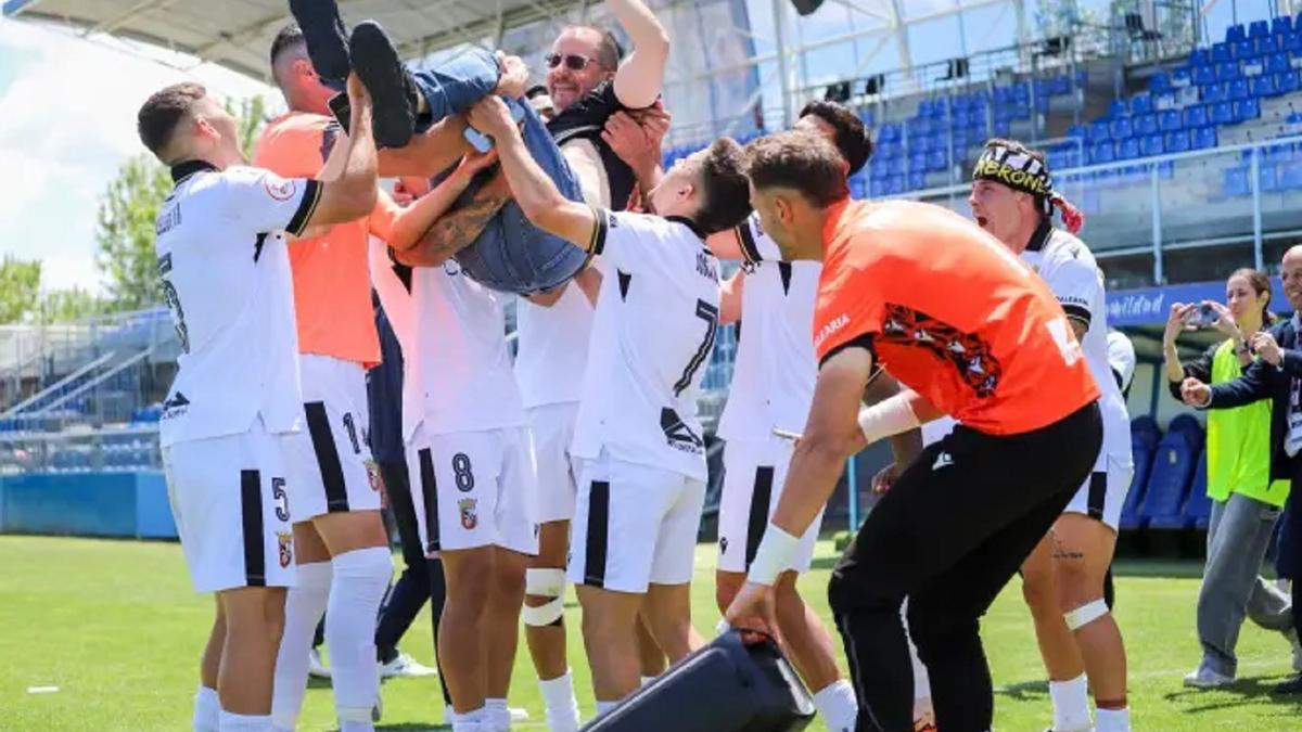 El AD Ceuta celebra el ascenso a Segunda.