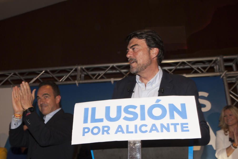 Reúne a más de 500 personas en la presentación de su candidatura.