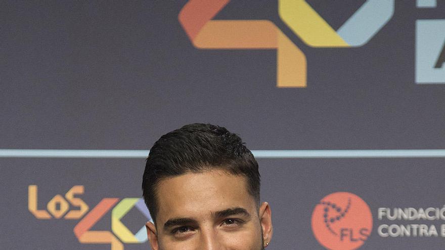 El cantante y compositor colombiano, Maluma, tras recibir el premio al mejor &quot;Artista Latino&quot;, durante la fiesta del 50 aniversario de Los40