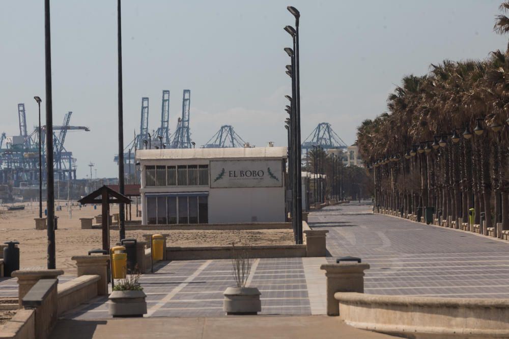 La playa de València es un desierto