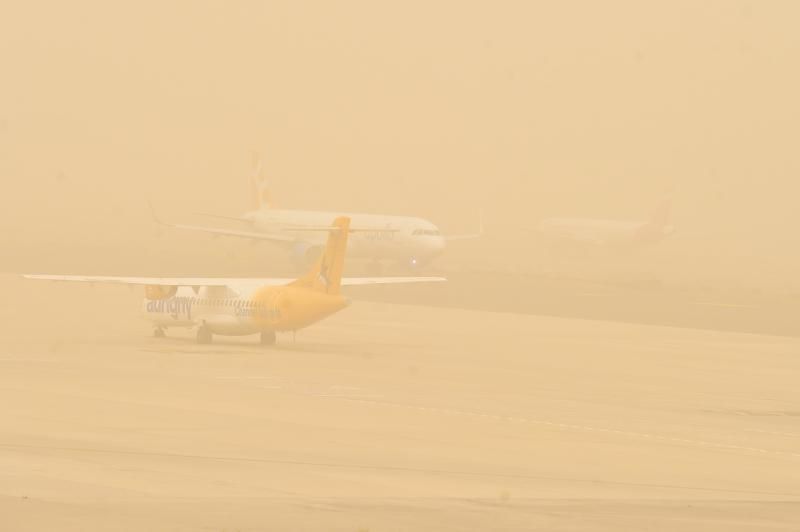 22-02-2020 TELDE. Calima sobre el aeropuerto  | 22/02/2020 | Fotógrafo: Andrés Cruz