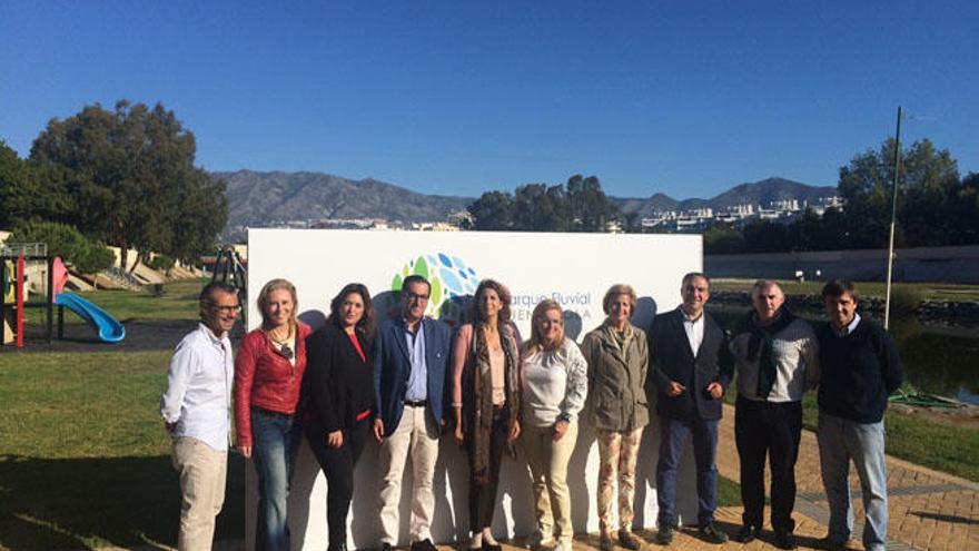 El presidente de la Diputación ha recorrido el Parque Fluvial de Fuengirola, rehabilitado gracias a estos planes, junto a la secretaria de Estado de Turismo, Isabel Borrego.