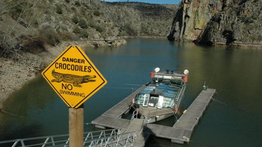 Cartel en inglés de advertencia colocado en el embarcadero del barco turístico.