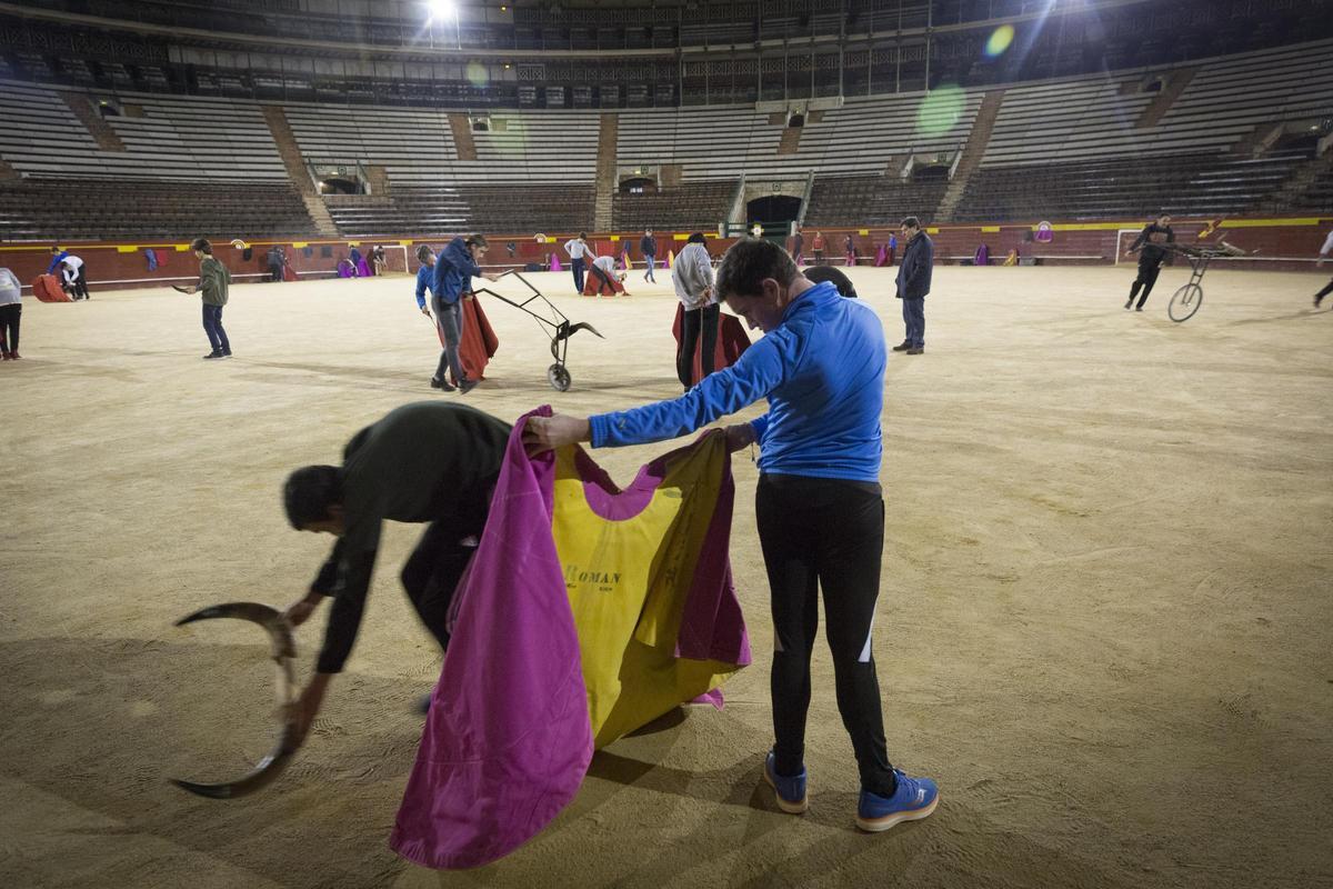 Un alumno ensaya una verónica en la plaza de toros de València