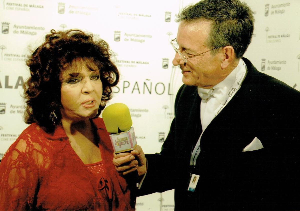 En plena entrevista para Canal Sur a Sara Montiel, en el Festival de Cine Español de Málaga.