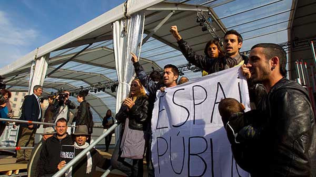 Protesta d’indignats al costat de la pista de gel de plaça de Catalunya.